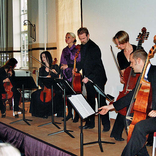 Musizierendes Orchester auf kleiner Bühne