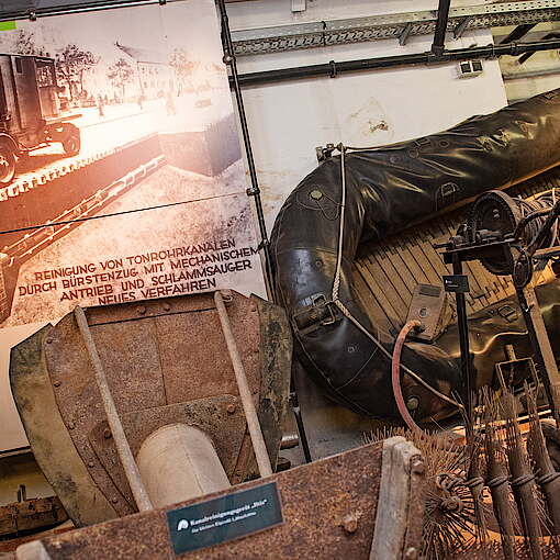 Bild der Ausstellung mit alten Stücken, u.a. Schlauchboot und Werkzeugen